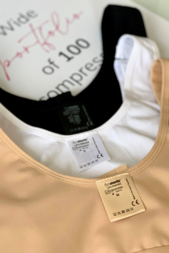 Sichtbares Schild der Kompressionsbekleidung auf der die Zertifizierung erkenntlich ist