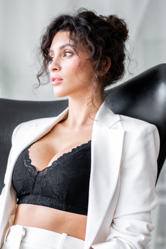 Frau trägt den PI premium in schwarz