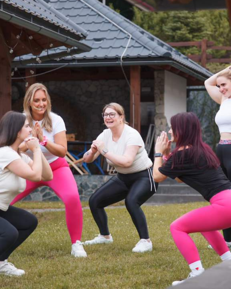 Lipödem Heldinnen tragen Kompressionsleggings von LIPOELASTIC und machen draußen Sport. Von links nach rechts: Sylvie, Juliane, Linda, Julia, Lucie