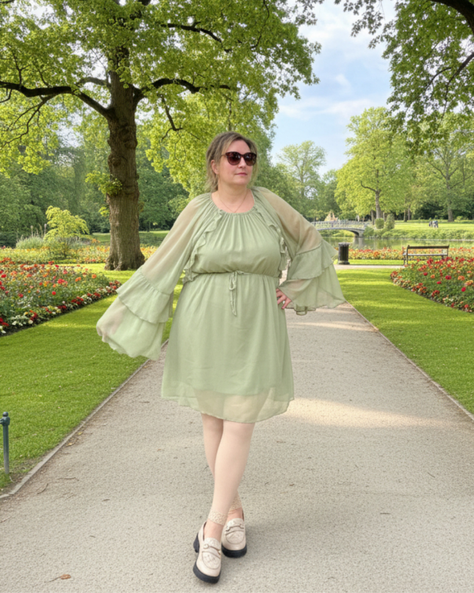 Lipödem Heldin Lyn trägt ein luftiges Sommerkleid und darunter die beige TB leggings von LIPOELASTIC