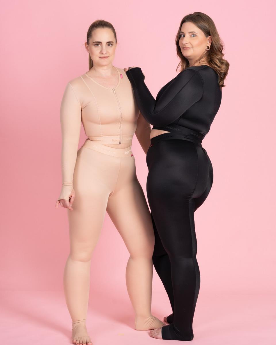 Lipödem Heldinnen Lucie und Femke tragen postoperative Kompressionsmieder von LIPOELASTIC. Sie stehen nebeneinander. Lucie trägt Kompression in nude und Femke in schwarz.