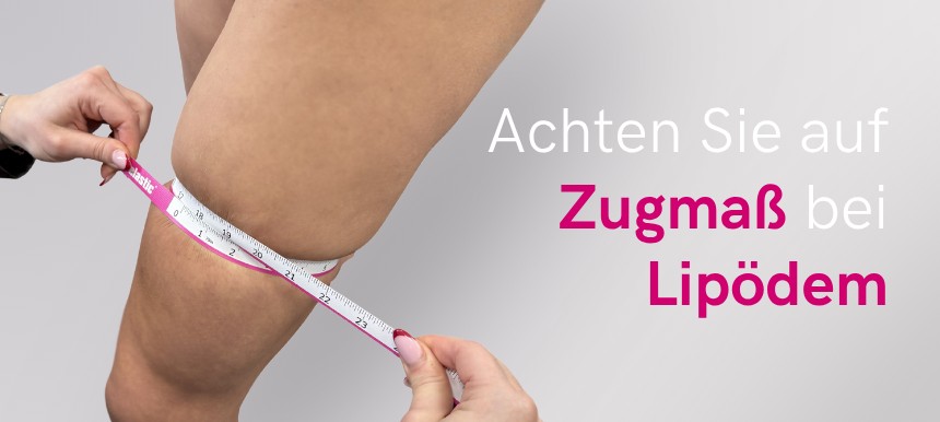 Frau mit Lipödem misst ihren Beinenumfang mit Maßband